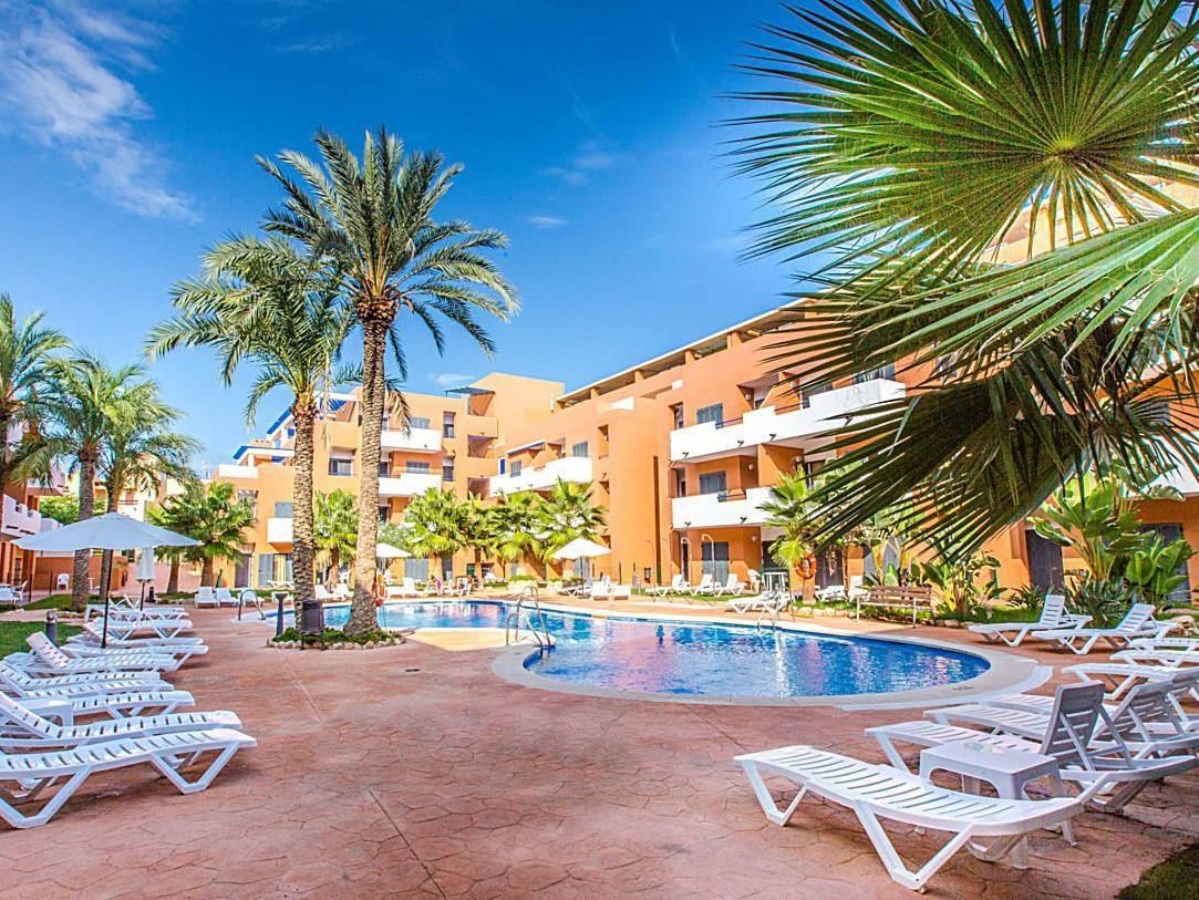 حوض السباحة