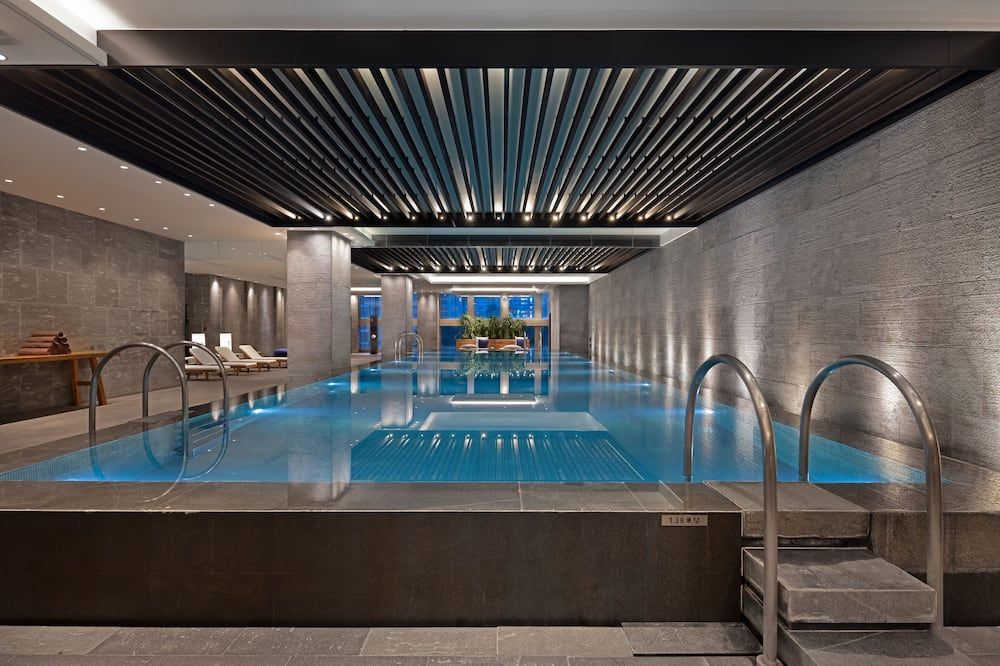 حوض السباحة