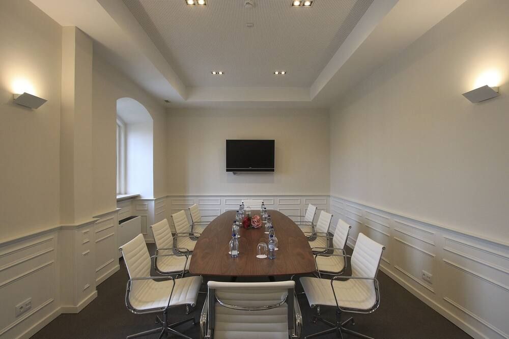 غرفة الاجتماعات