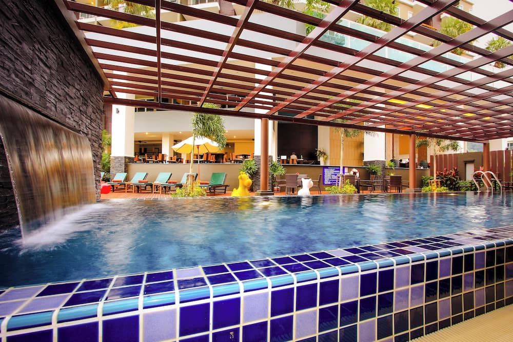 حوض السباحة