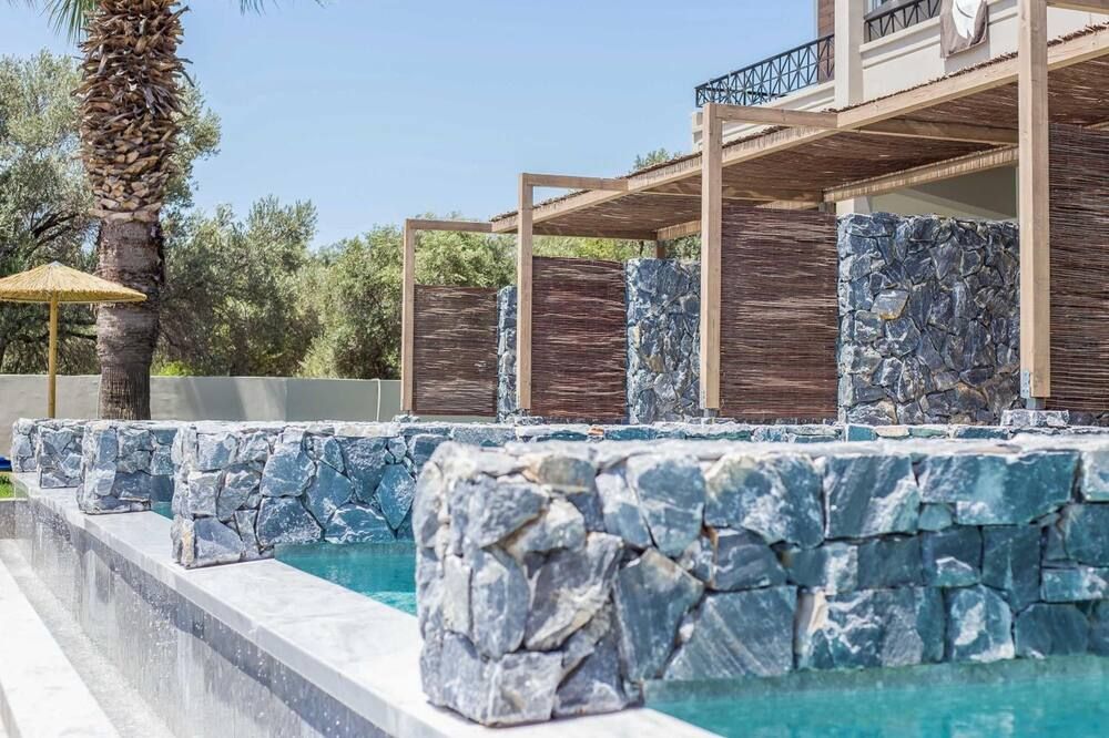 حوض السباحة