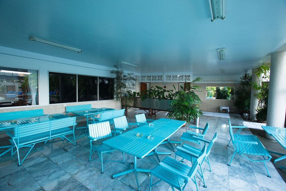 حوض السباحة