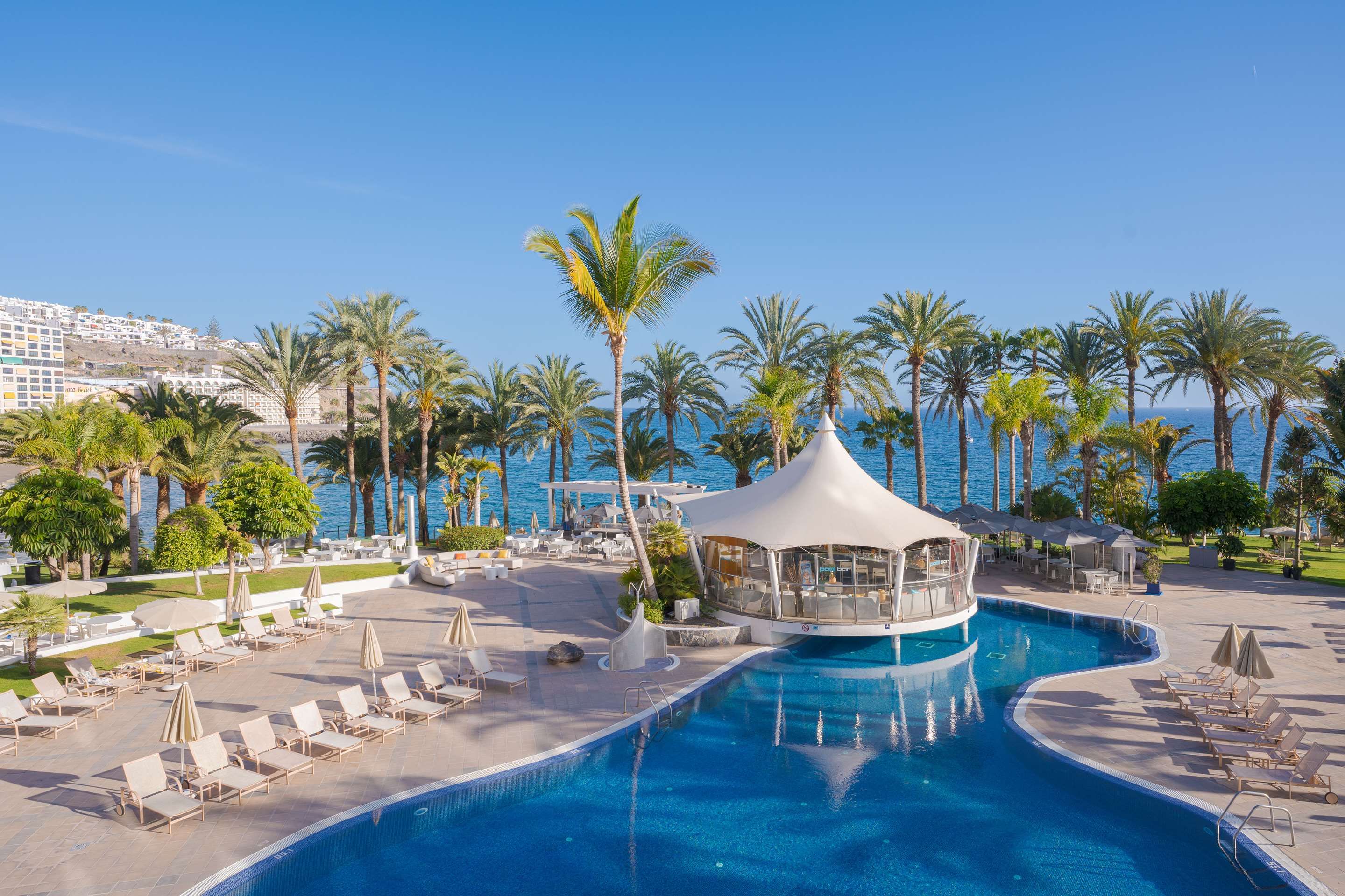 حوض السباحة