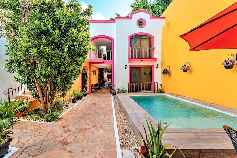 حوض السباحة