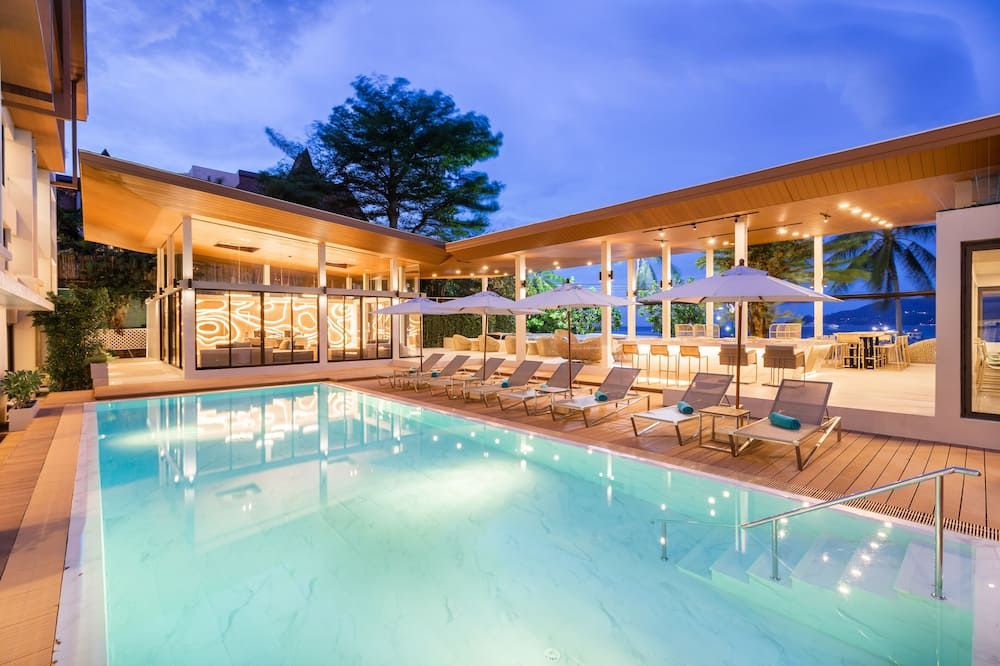 حوض السباحة