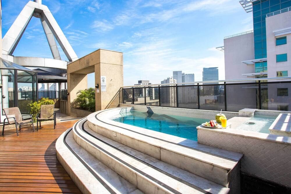 حوض السباحة