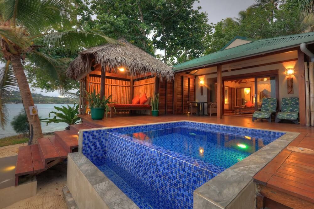 حوض السباحة