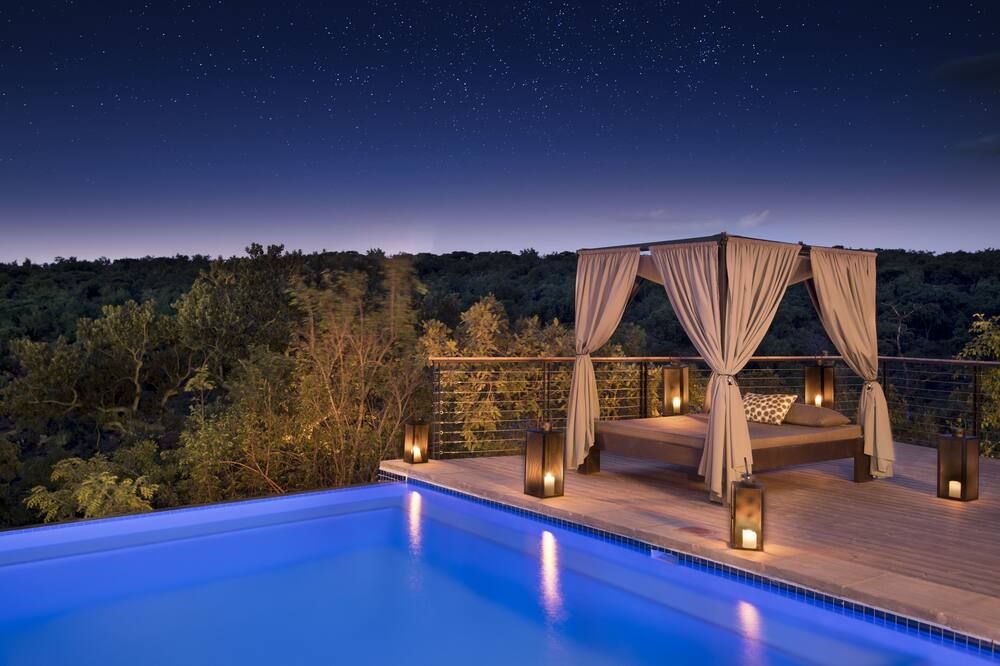 حوض السباحة