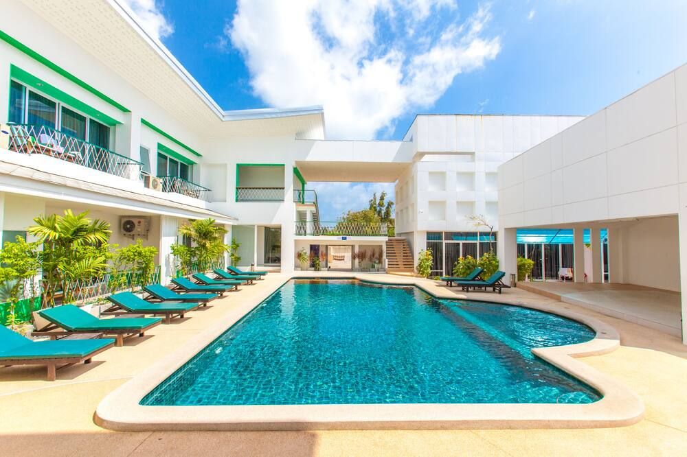 حوض السباحة