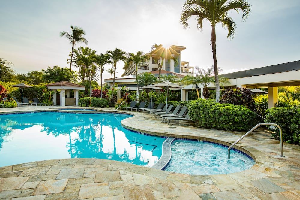 حوض السباحة