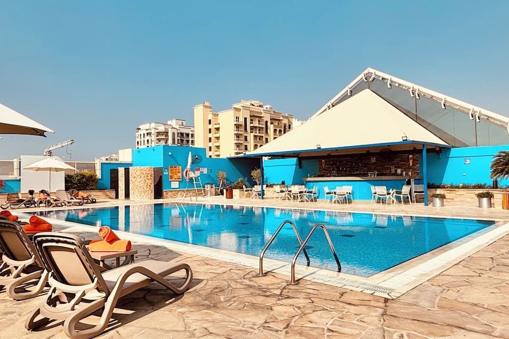 حوض السباحة