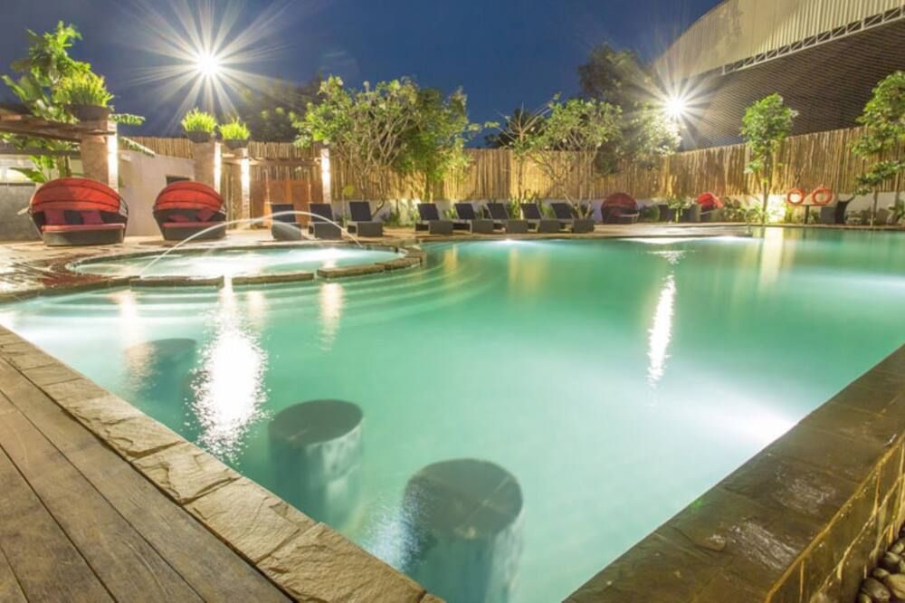 حوض السباحة