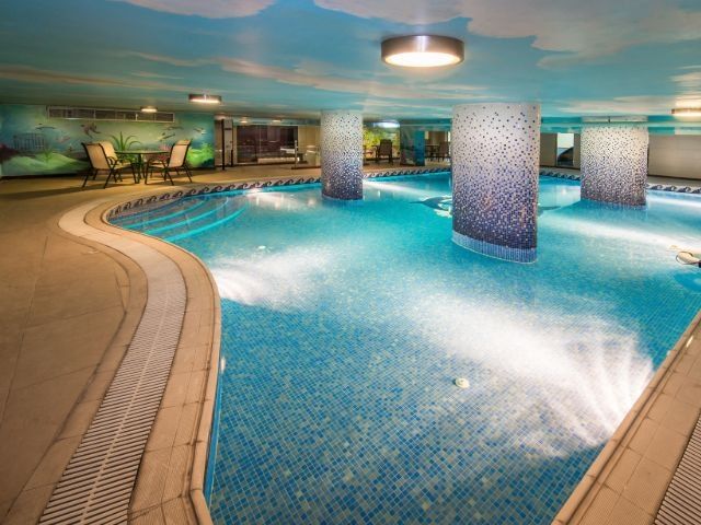 حوض السباحة