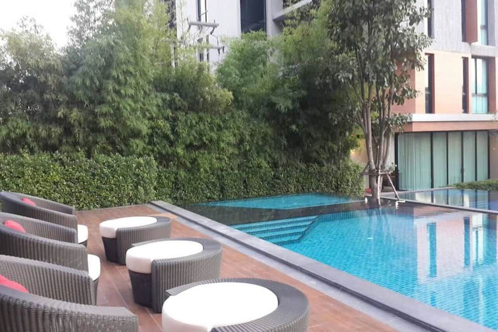 حوض السباحة