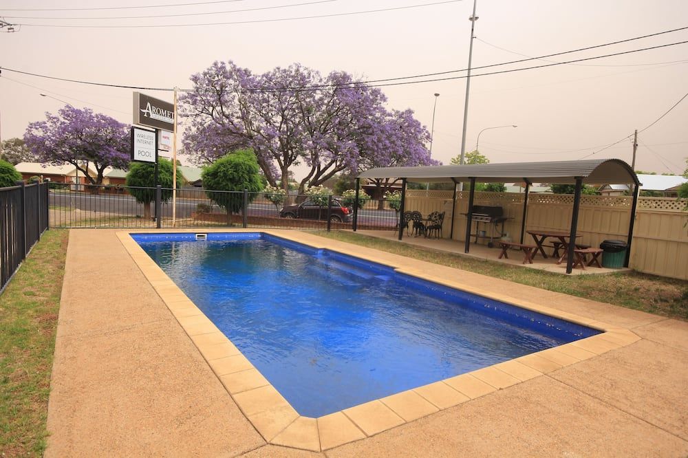 حوض السباحة