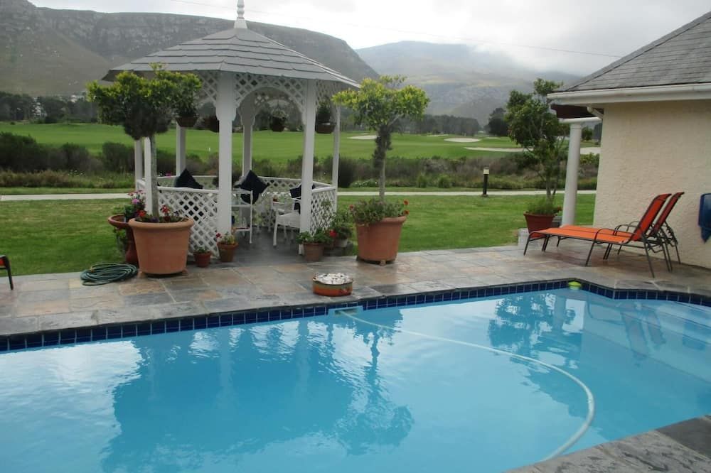 حوض السباحة