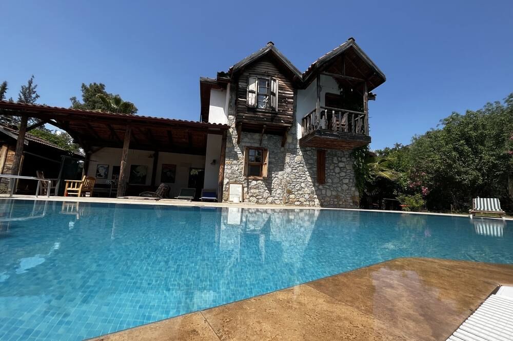 حوض السباحة