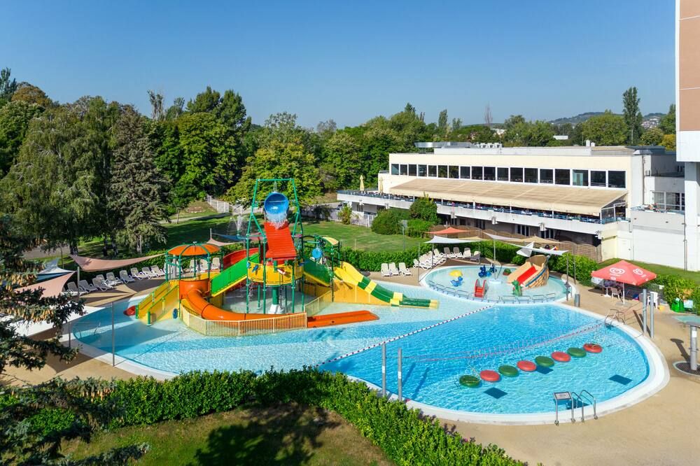 حوض السباحة