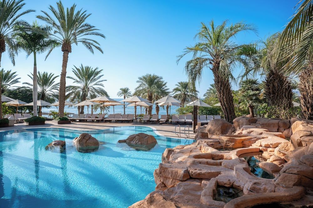 حوض السباحة