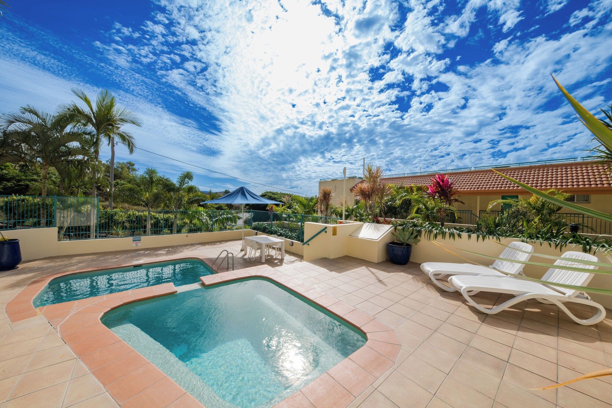 حوض السباحة