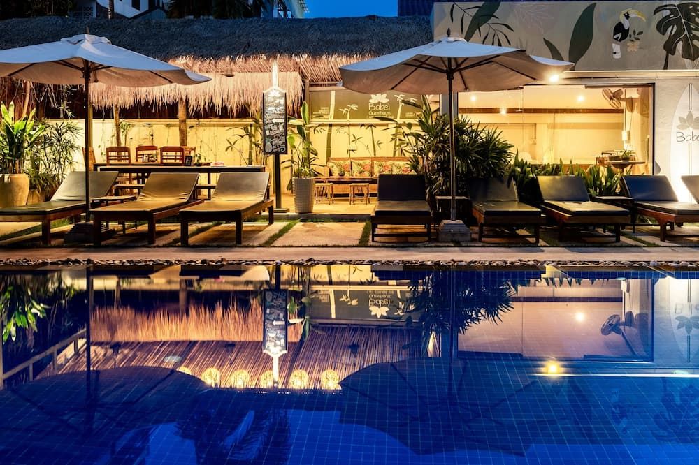 حوض السباحة