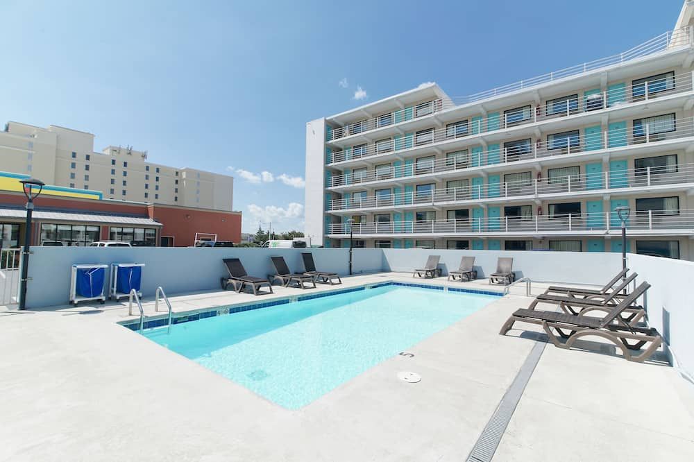 حوض السباحة