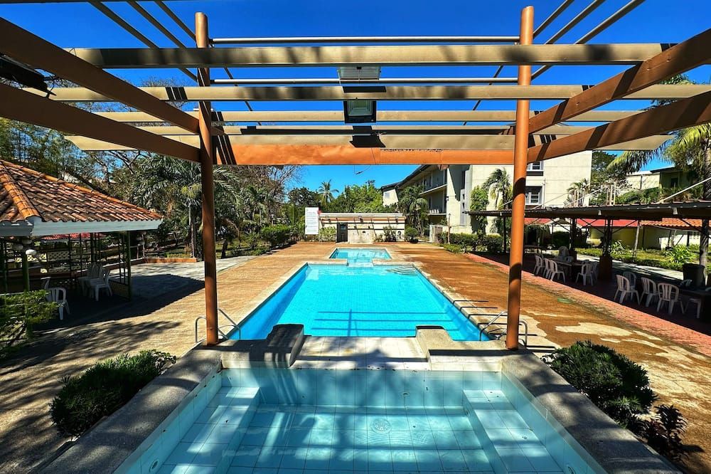 حوض السباحة