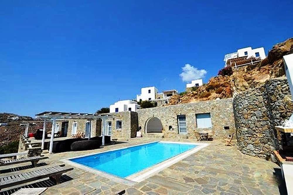 حوض السباحة