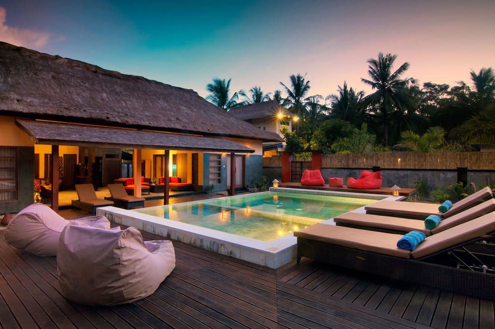 حوض السباحة