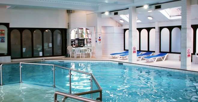 حوض السباحة