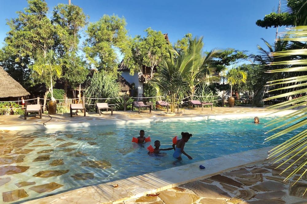 حوض السباحة