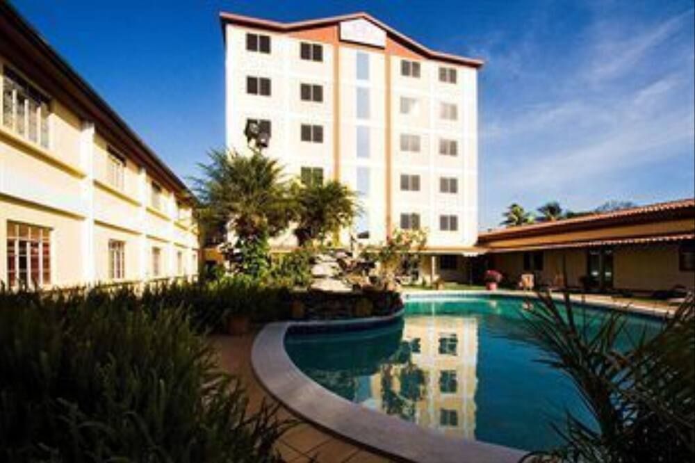 حوض السباحة