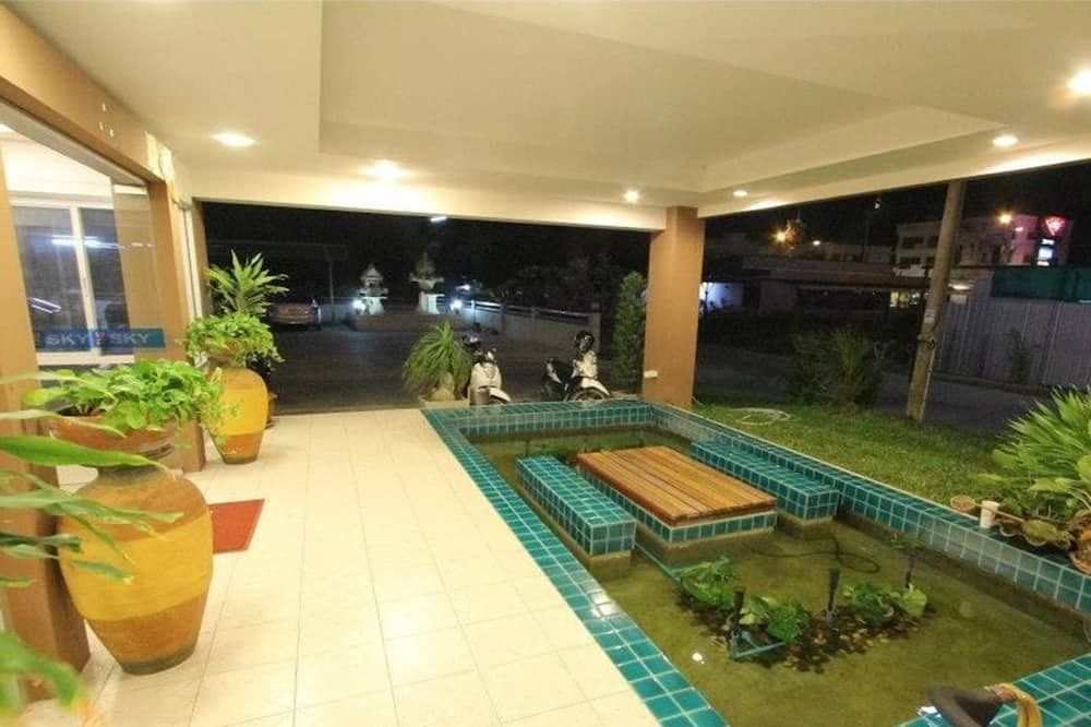 حوض السباحة