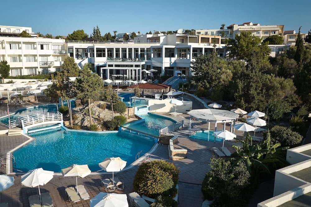 حوض السباحة