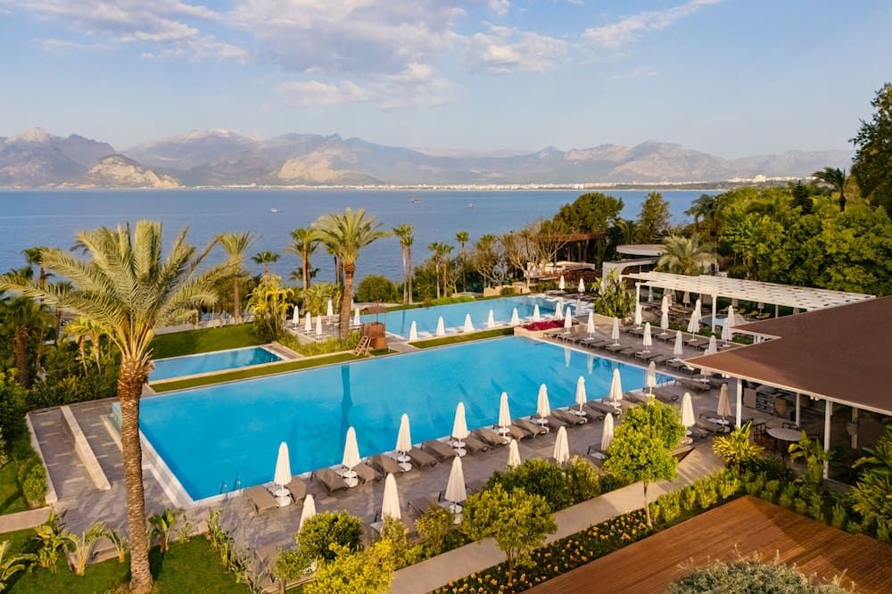 حوض السباحة