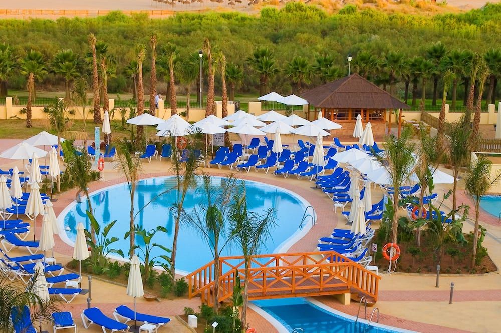 حوض السباحة