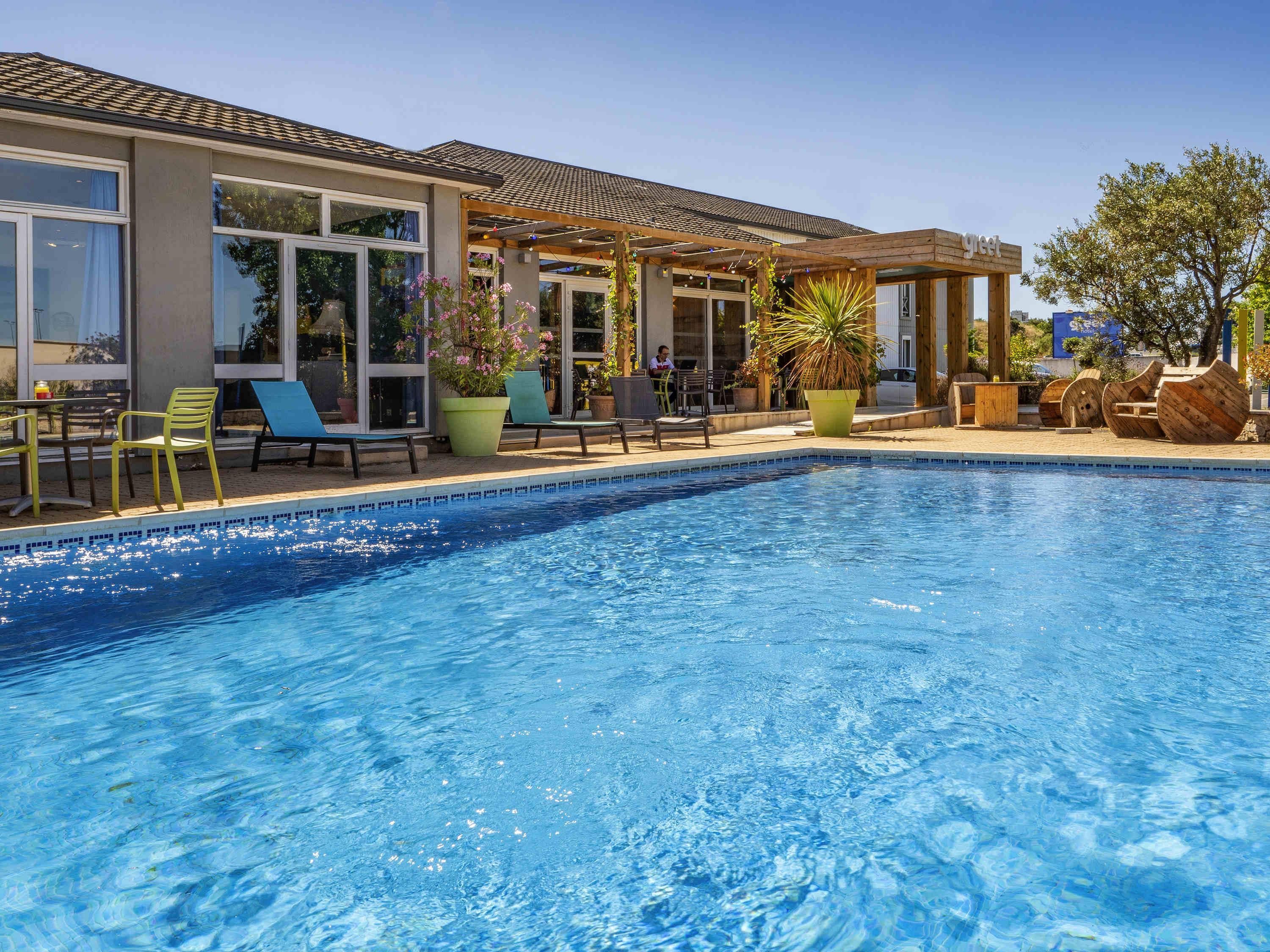 حوض السباحة