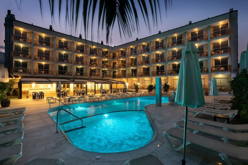 حوض السباحة