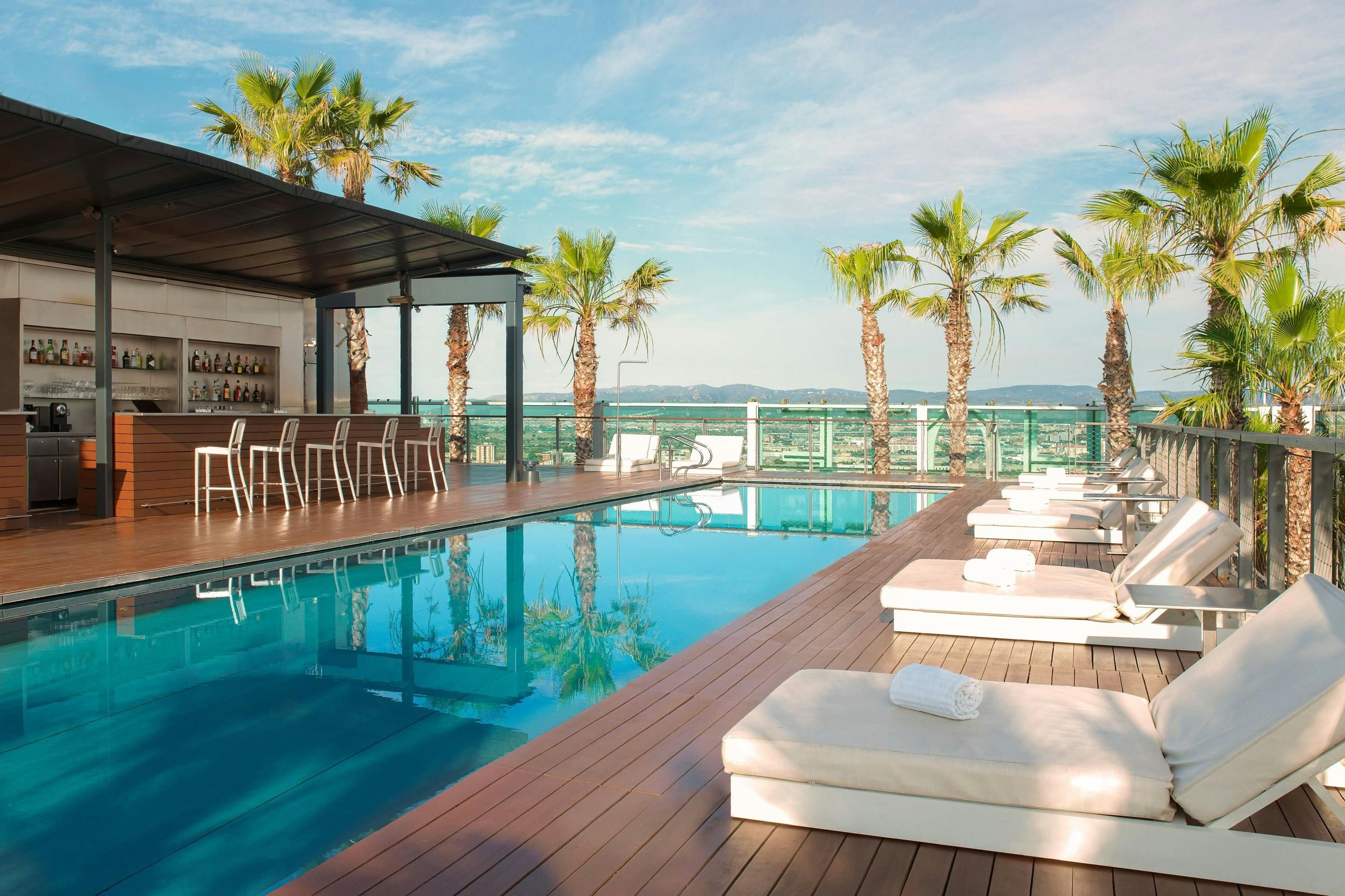 حوض السباحة