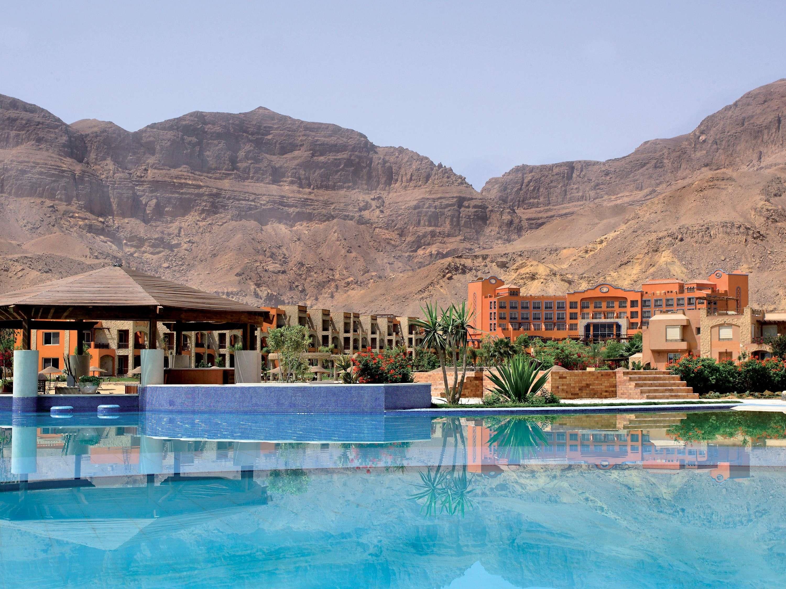 حوض السباحة