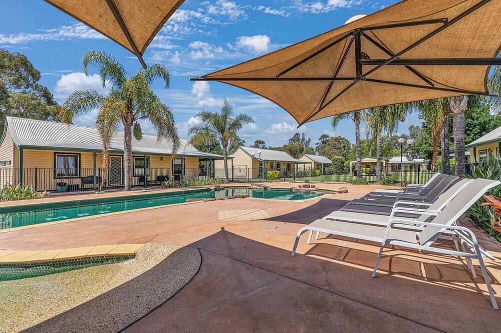 حوض السباحة