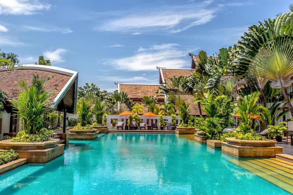 حوض السباحة