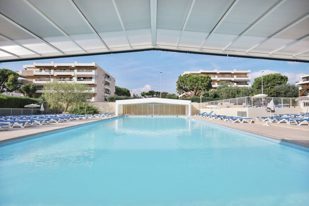 حوض السباحة