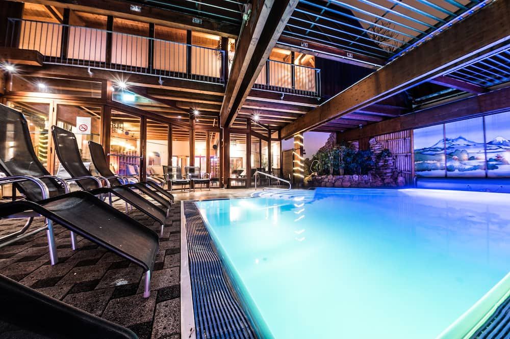 حوض السباحة