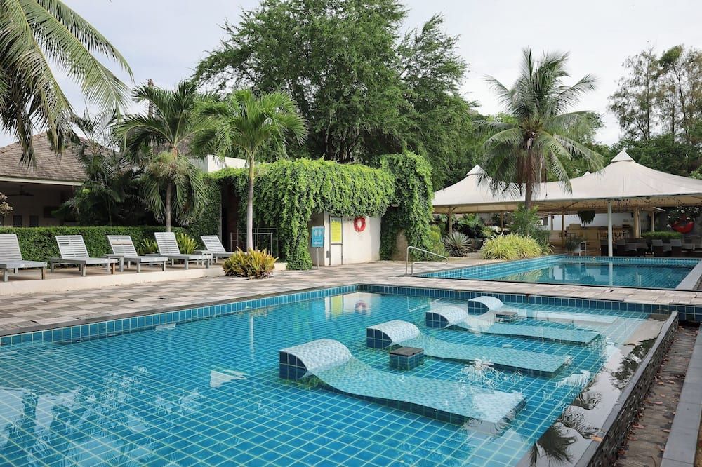 حوض السباحة