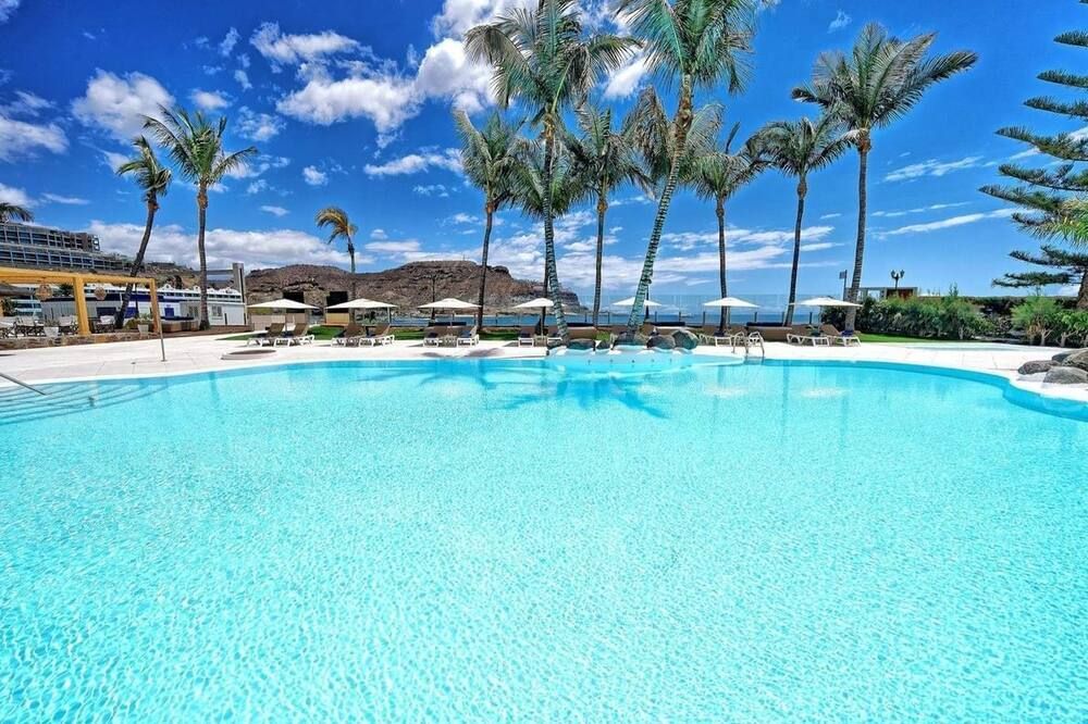 حوض السباحة