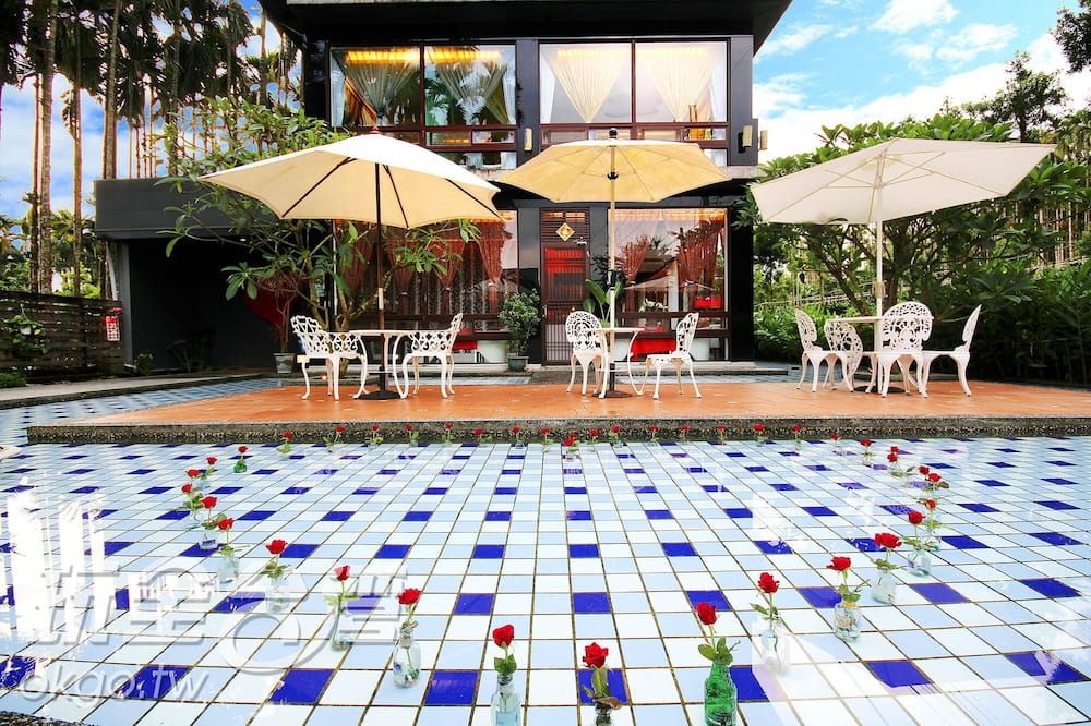 حوض السباحة