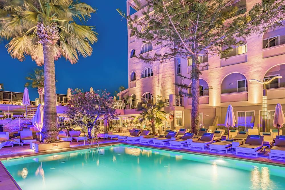 حوض السباحة