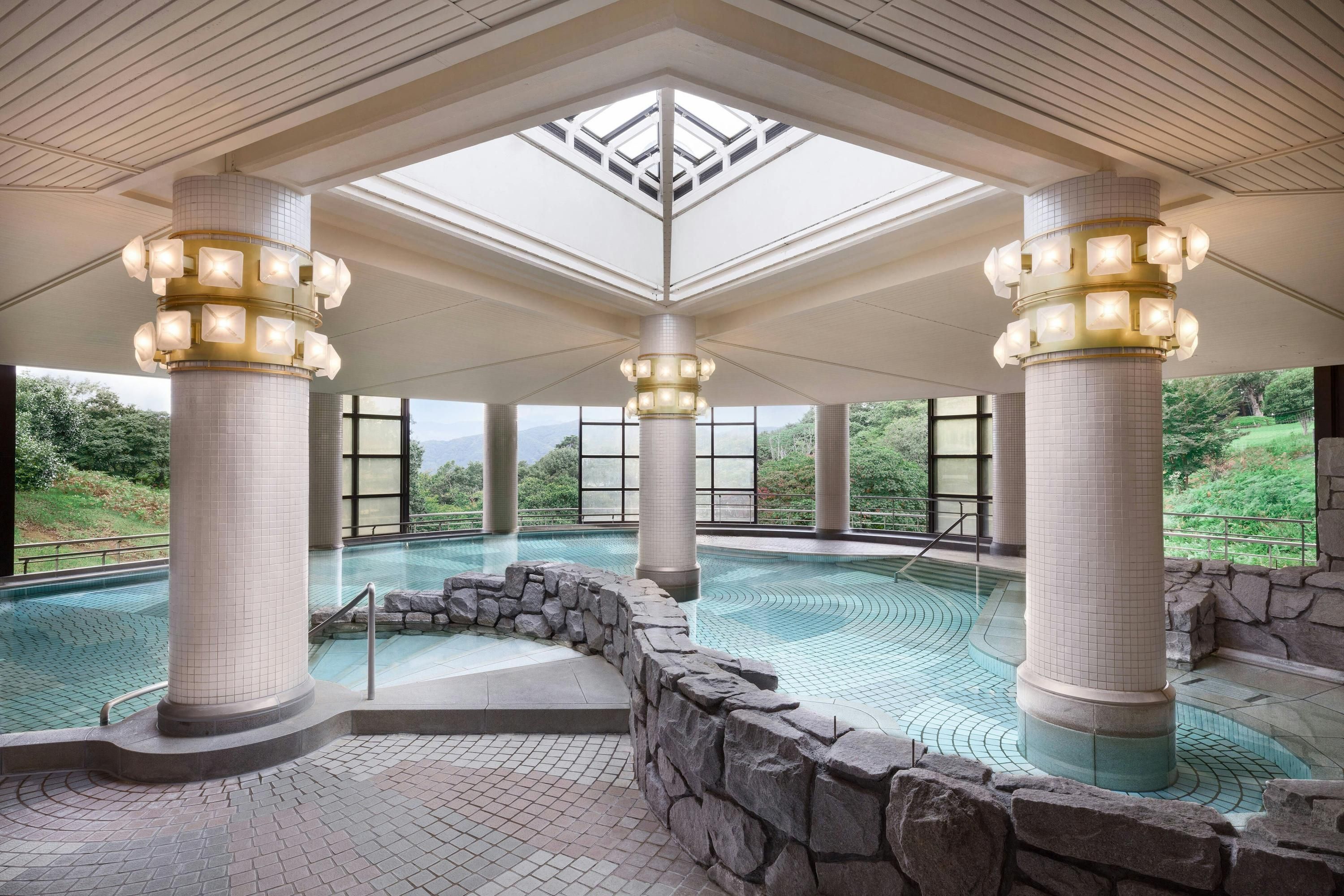 حوض السباحة