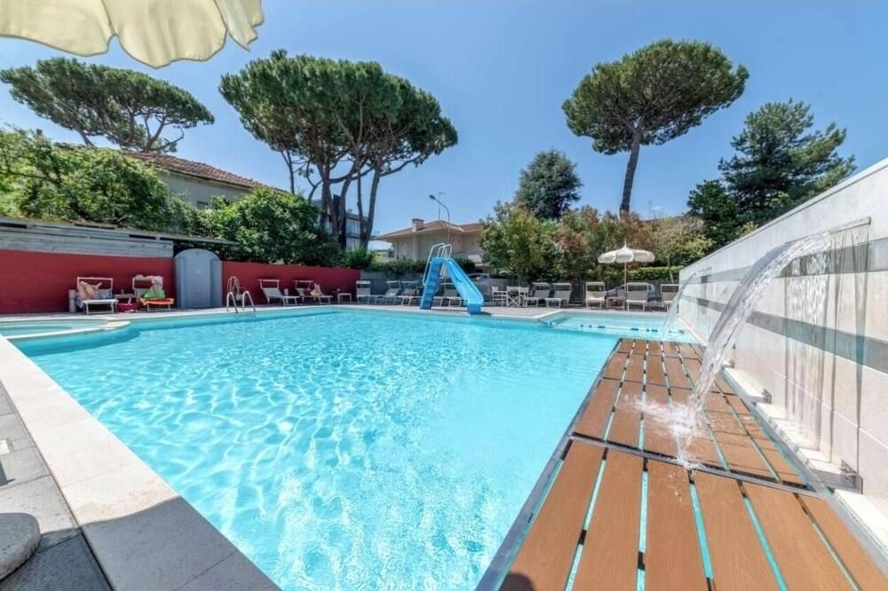 حوض السباحة